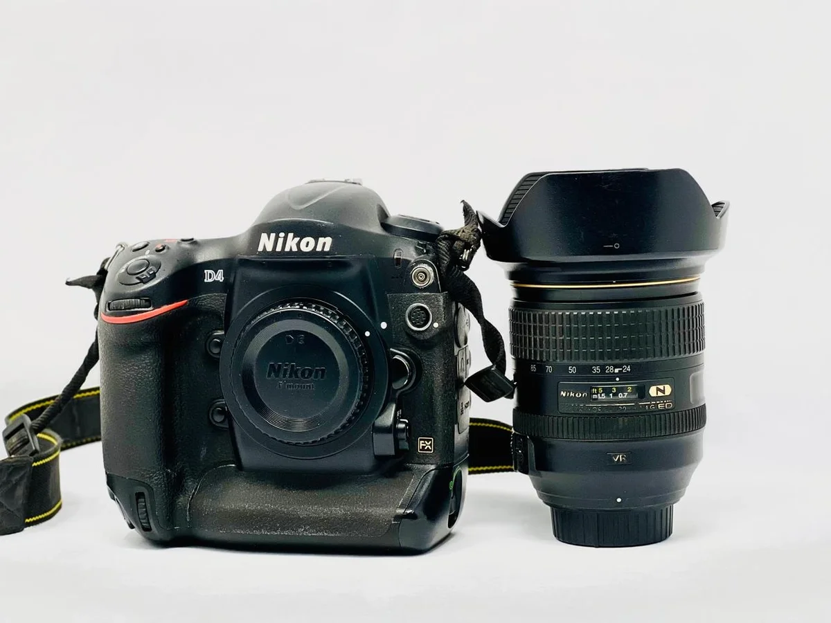 Nikon D4 Fullframe [body] with Lens 24-120mm
